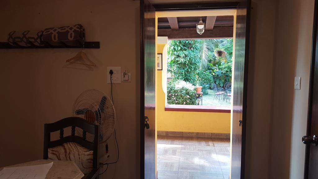 Casa Menezes - A Heritage Goan Homestay Bambolim Quarto foto