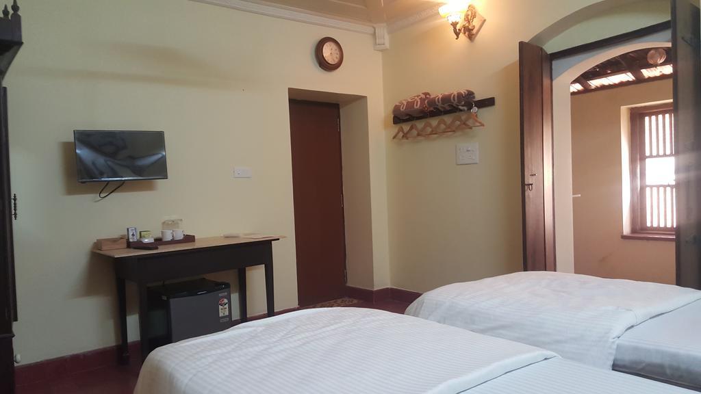 Casa Menezes - A Heritage Goan Homestay Bambolim Quarto foto